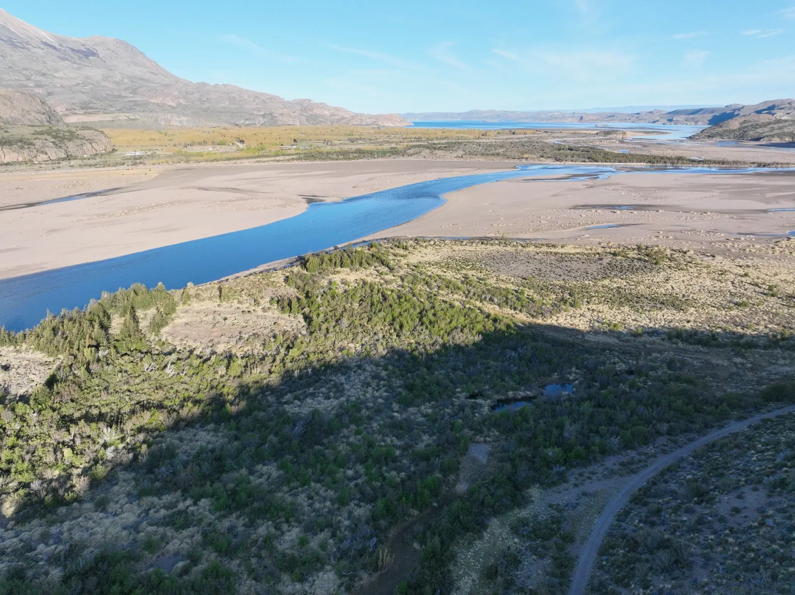 Vista del campo de 28 hectáreas con el Río Ibáñez cruzando el terreno